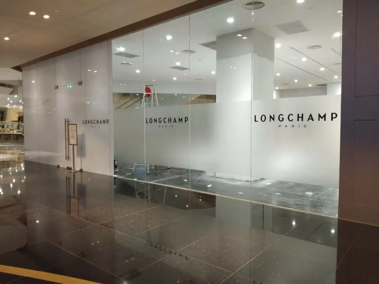 LONGCHAMP WINDOW DISPLAY